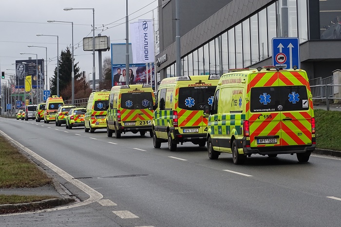 Kolona sanitek doprovodila Václava „Bada“ Janečka na jeho poslední cestě